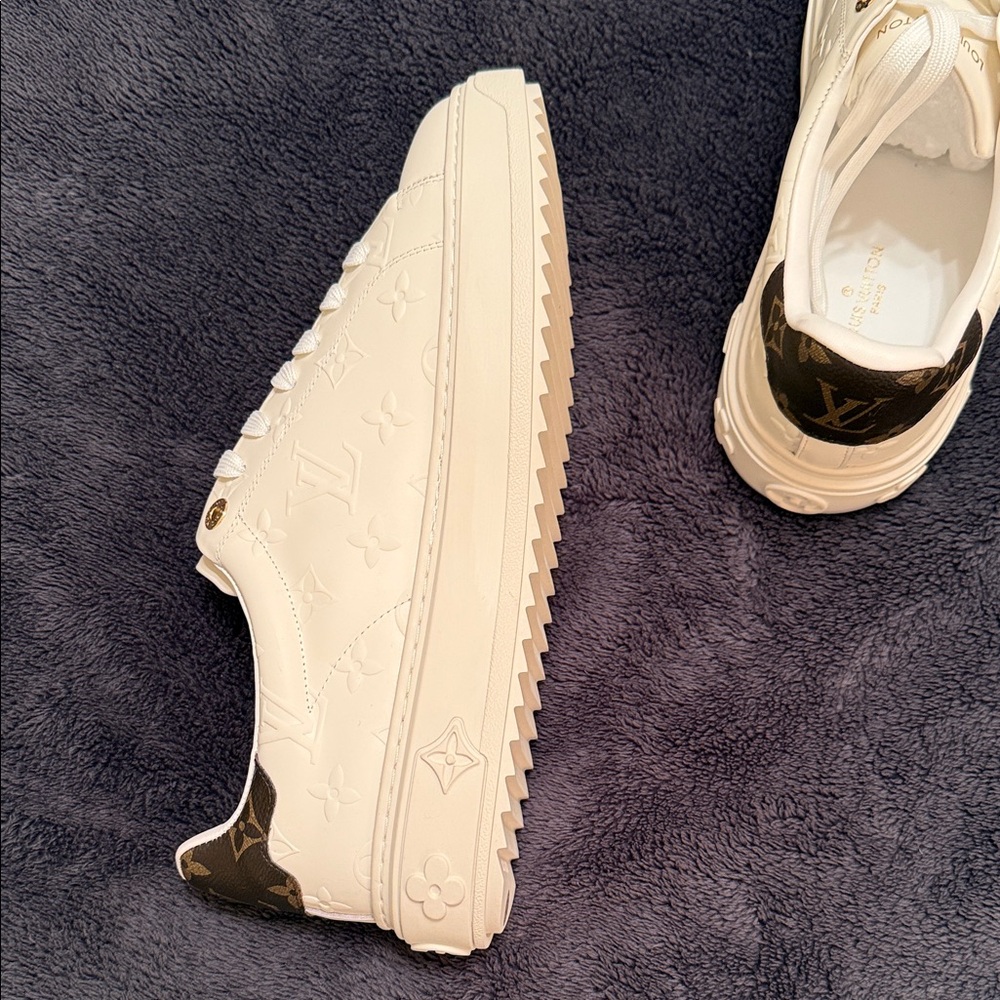 Louis Vuitton Cream Sneakers with Brown Details - Picture 11 of 13